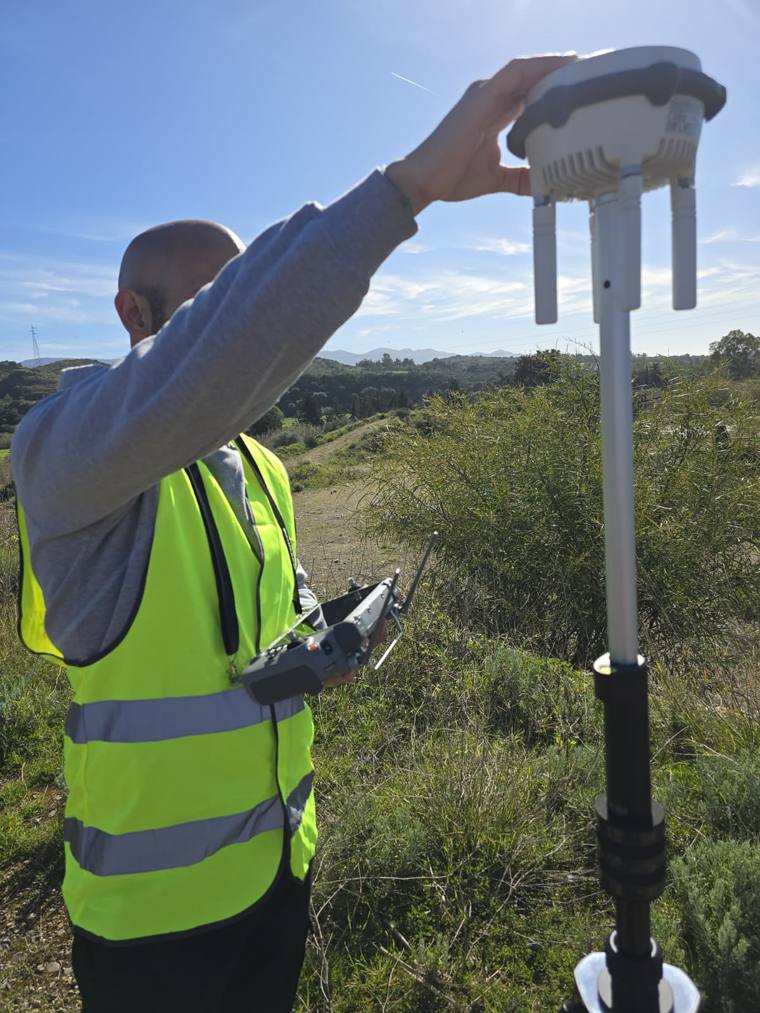 Ricevitore GNSS montato su palina e treppiede durante il rilievo