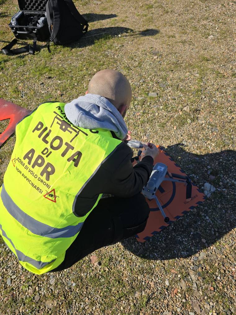 Preparazione del drone sulla piazzola di decollo