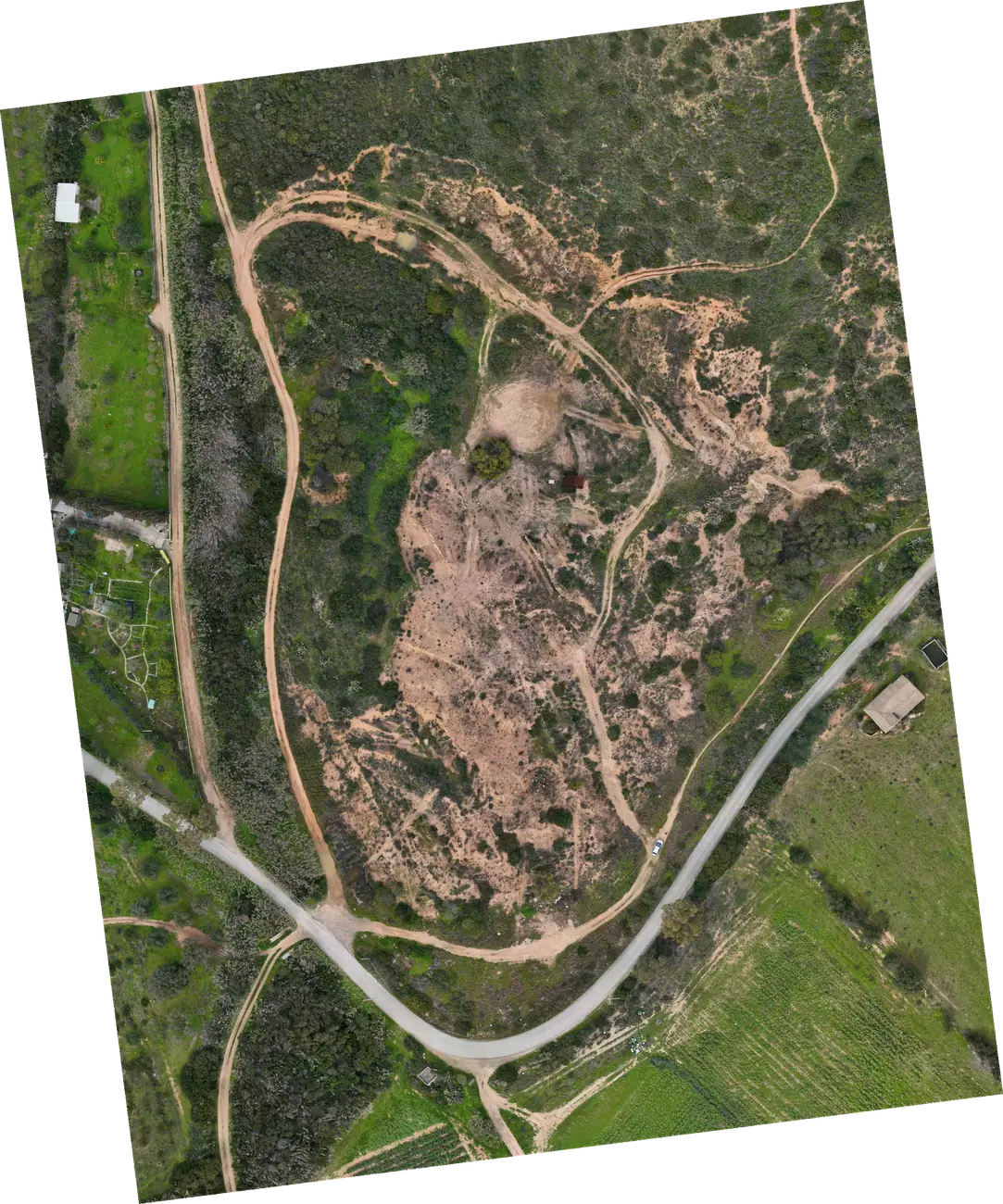 Ortomosaico di una cava di inerti con piste di servizio, fronti di scavo e vegetazione circostante